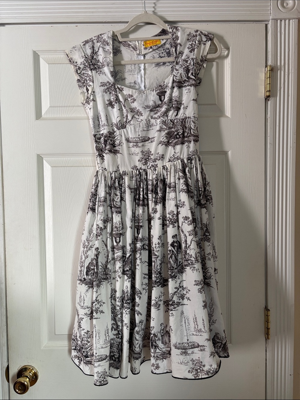 Bernie Dexter Women’s Black & White Scenic Print Fit-and-Flare Toile Dress